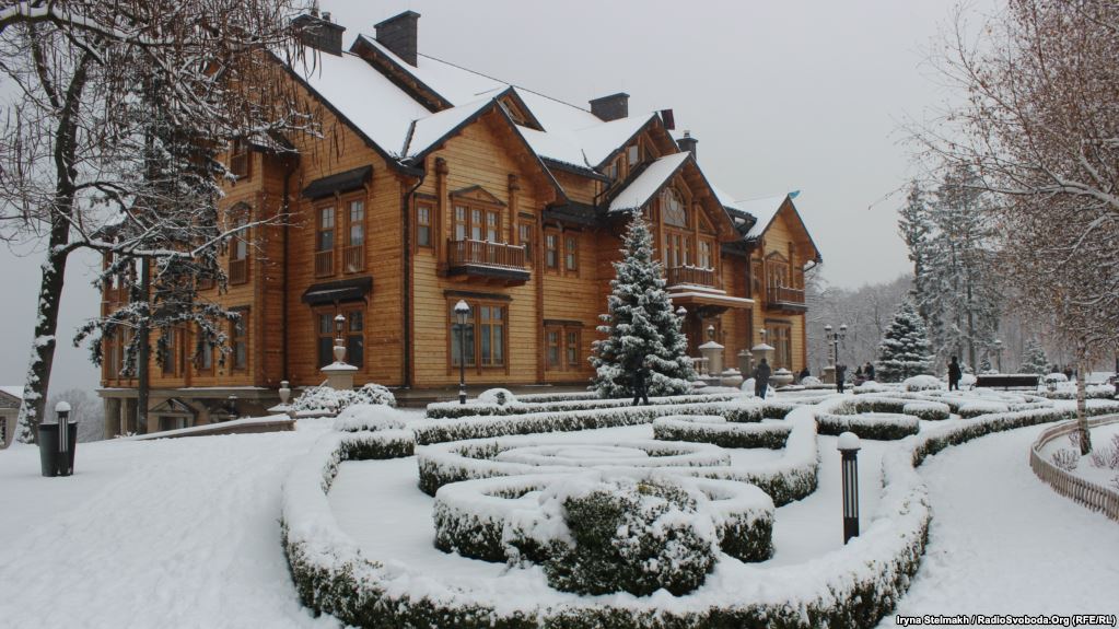 Межигір'я: класична зимова резиденція з катком