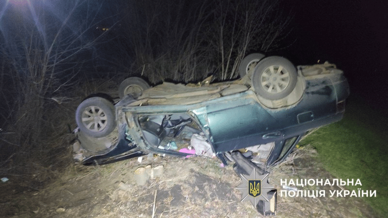 На Обухівщині автівка зʼїхала в кювет та перевернулася: водій і пасажирка постраждали