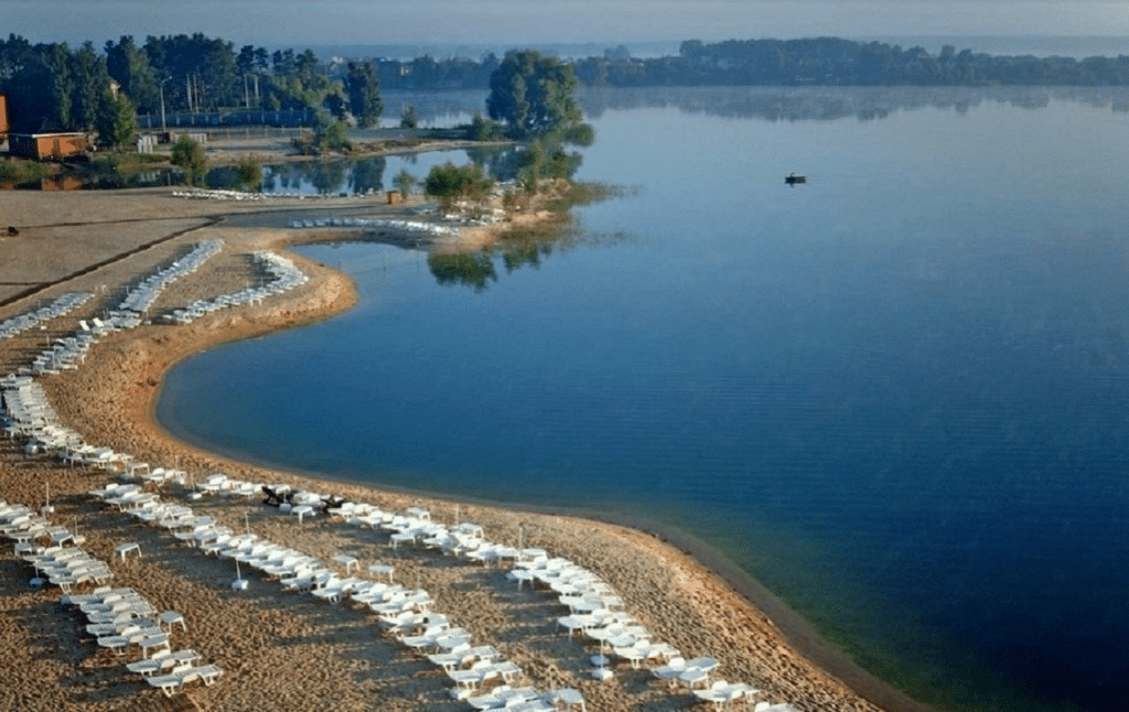 Блакитне озеро у Підгірцях, чиста водойма, пляж ,Київська область відпочинок біля води