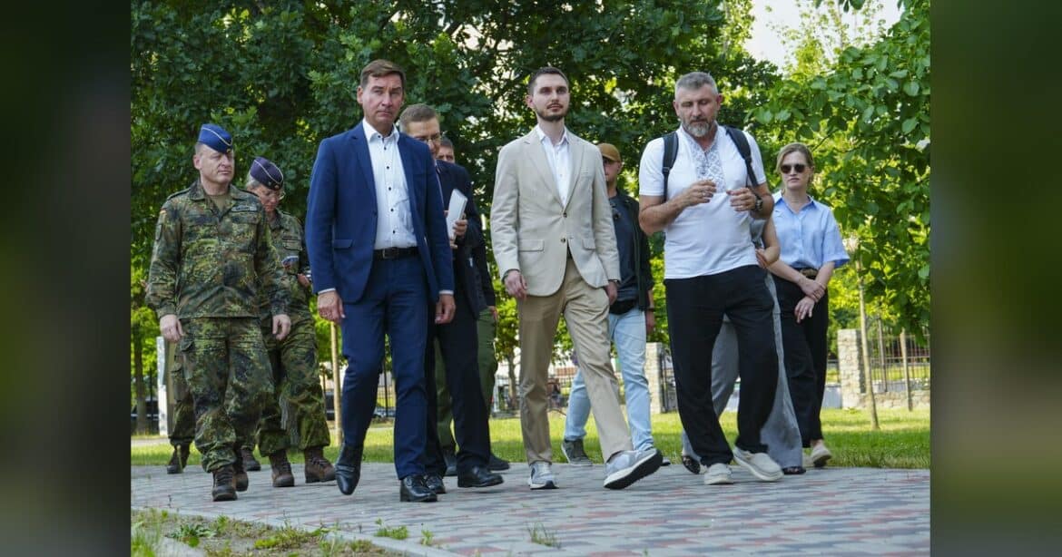 Делегація Міноборони Німеччини відвідала Бучу та вшанувала пам’ять жертв окупації