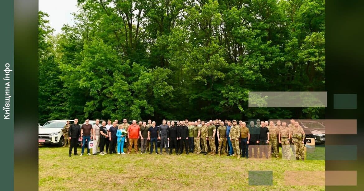 Київщина передала 114-й бригаді ТрО 15 пікапів, Starlink і роботизований комплекс