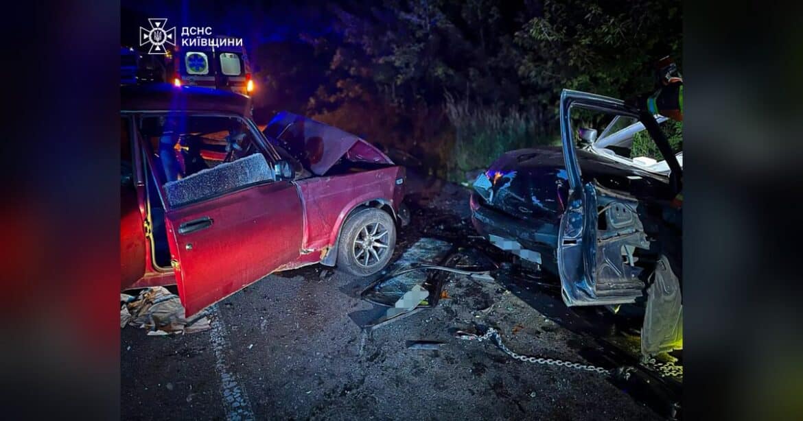 Водій застряг у понівеченому авто після лобового зіткнення на трасі Київ — Прилуки: четверо постраждалих