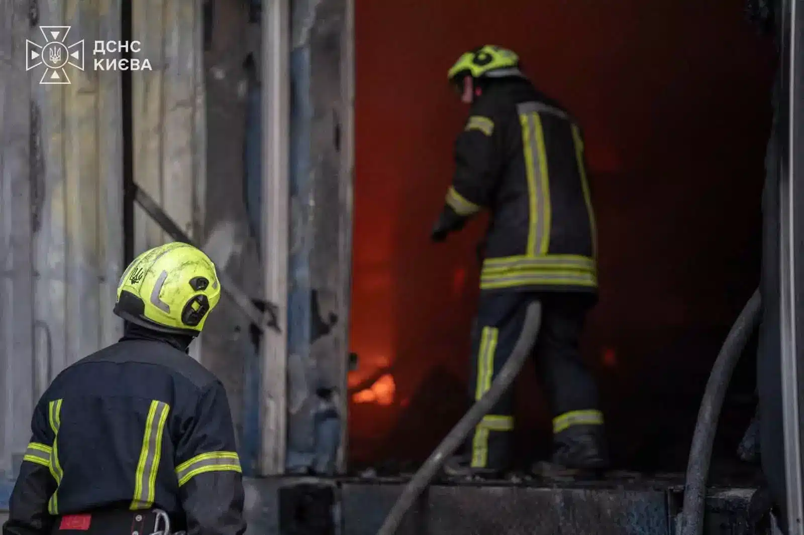 У Голосіївському районі Києва внаслідок ранкового обстрілу спалахнула пожежа на 3000 кв. м — фото 5