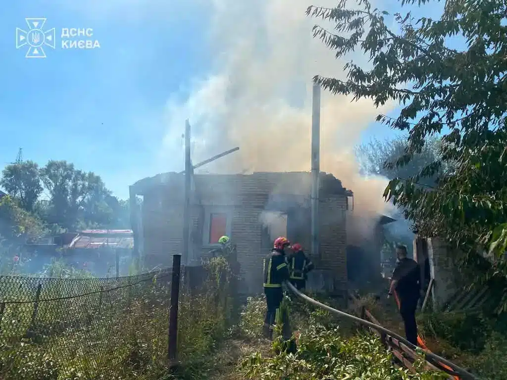 У Голосіївському районі Києва загорівся приватний будинок на площі 100 кв. м