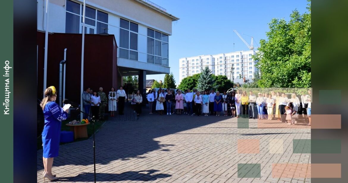 У Петропавлівській Борщагівці підняли синьо-жовтий стяг до Дня Незалежності