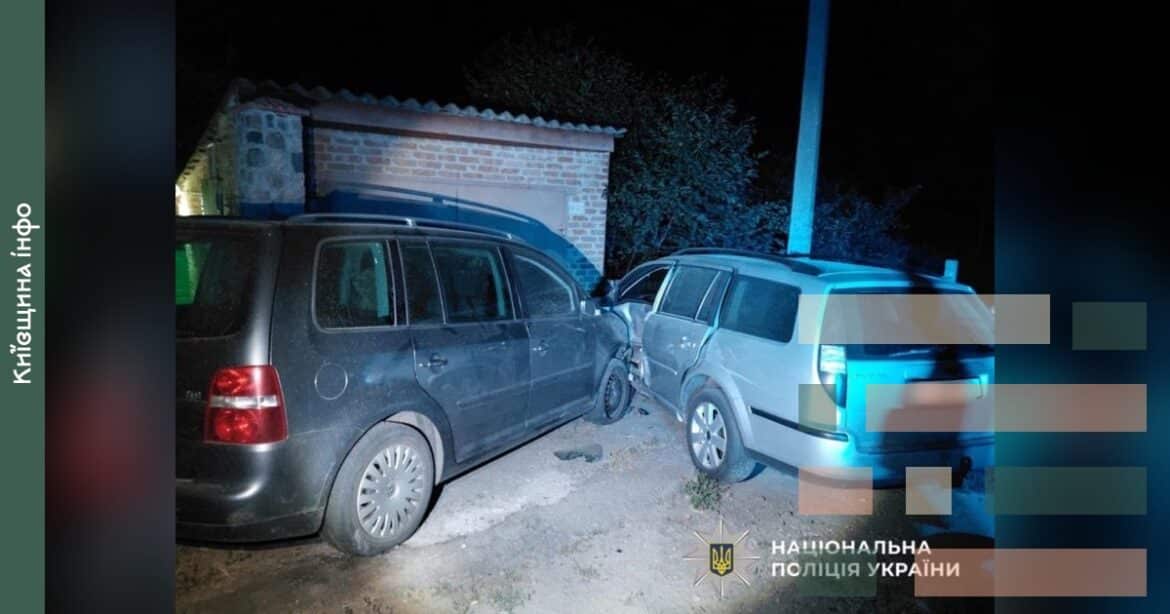 П’яний водій на Touran врізався у припарковане авто в Богуславі: постраждала пасажирка