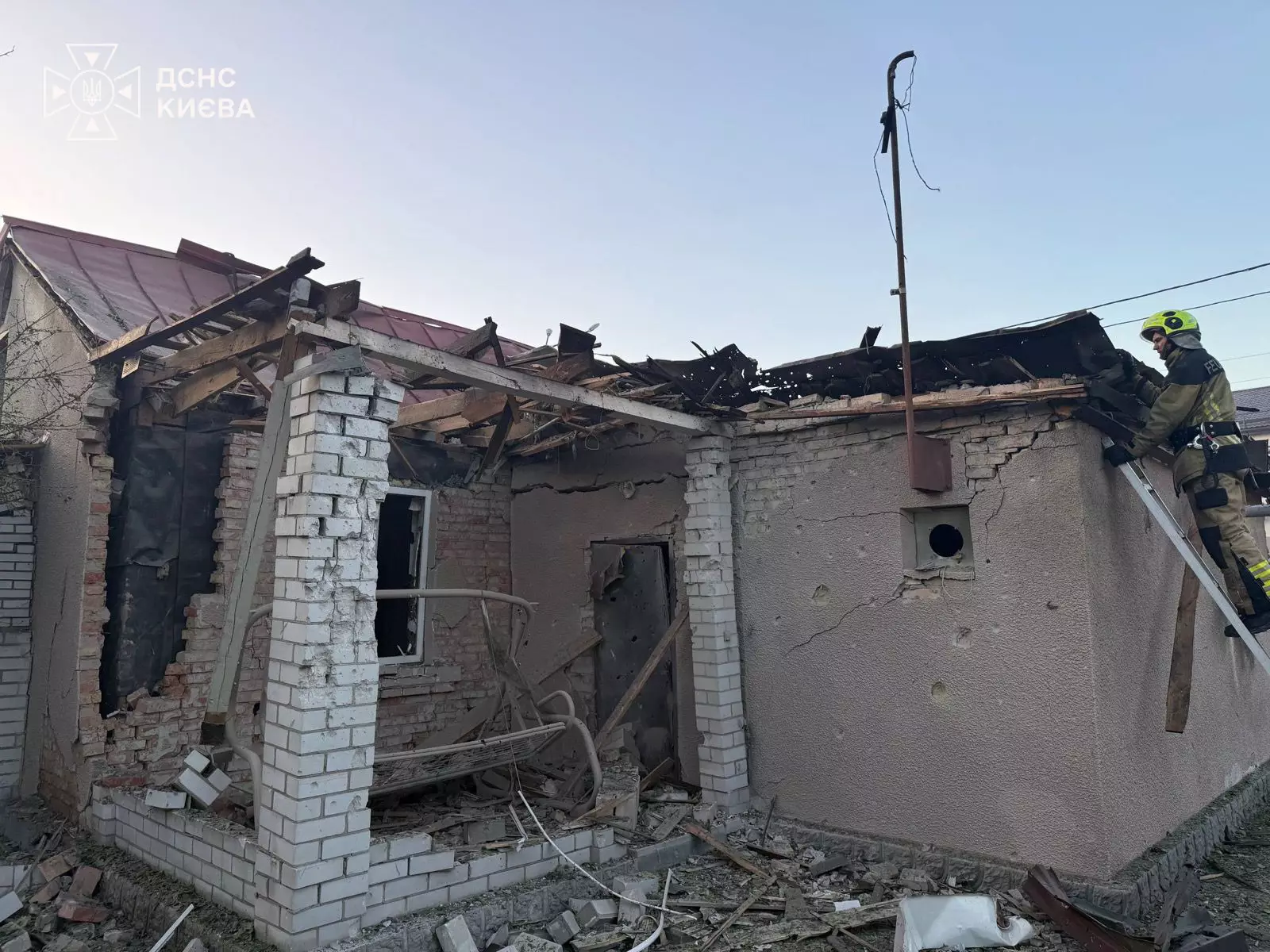 У Святошинському районі Києва внаслідок ранкової атаки пошкоджено приватні будинки, одну жінку заблокувало в помешканні — фото 5