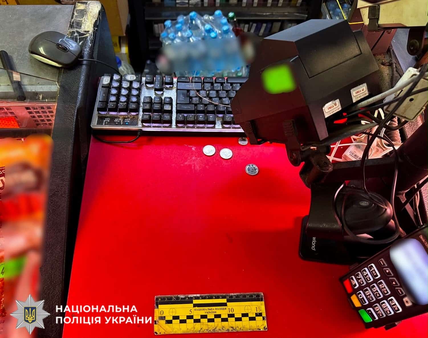 На Обухівщині двоє чоловіків обікрали магазин на 28 тисяч гривень і втекли на ВАЗі