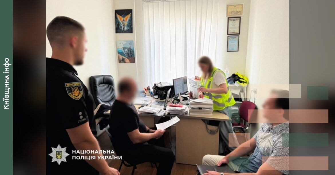 Київський батько знімав розбещення 3-річної доньки на телефон, отримав підозру за двома статтями