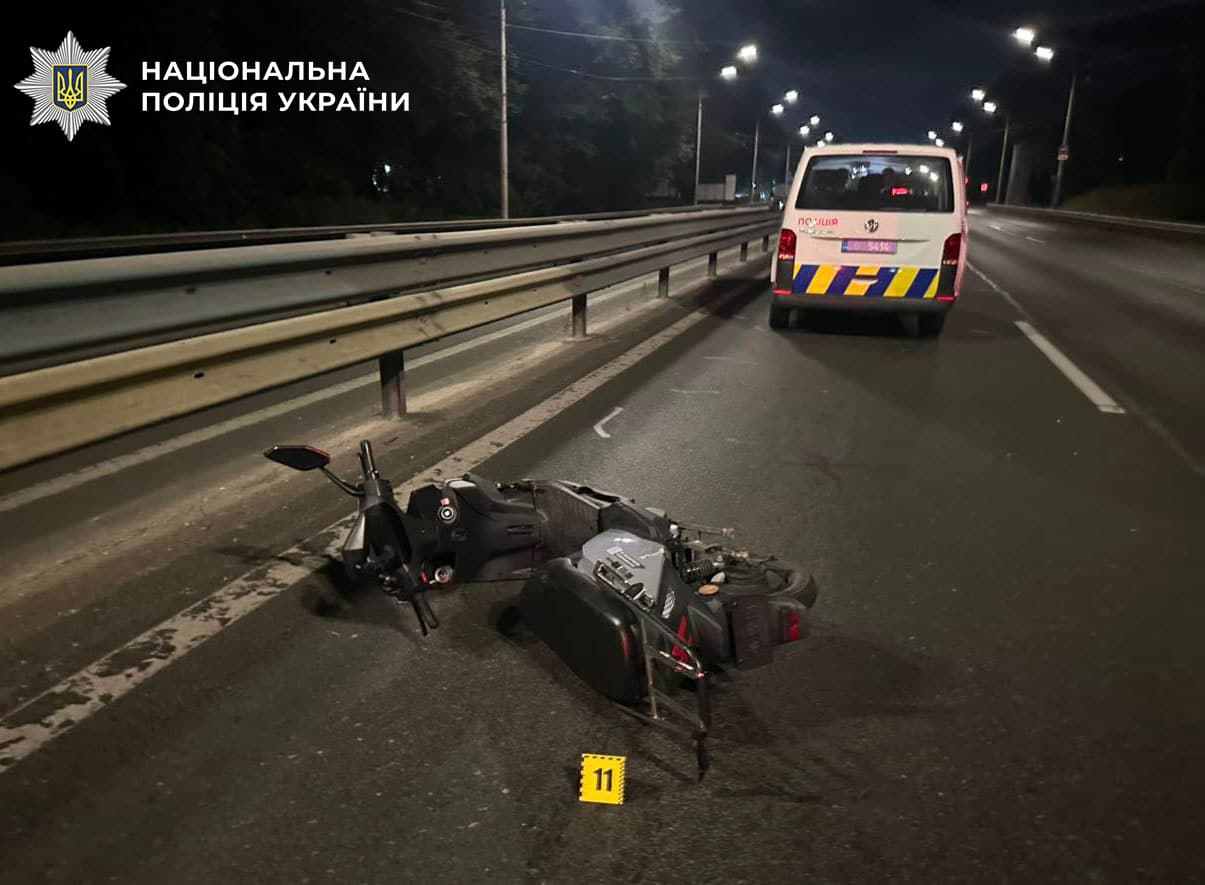 На проспекті Глушкова Toyota Camry проїхала на червоне і на смерть збила водія електроскутера