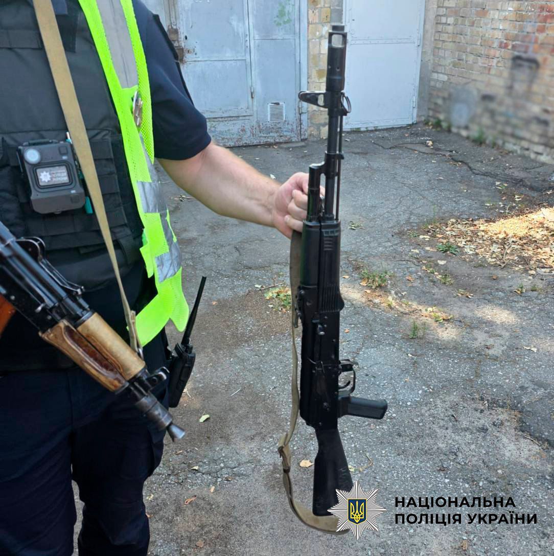 У Голосіївському районі військовий погрожував перехожому трофейним автоматом через музику