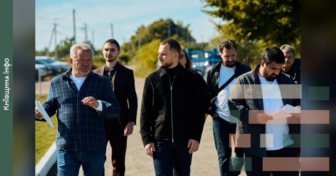 Чиновники та інженери обговорюють проєкт водопостачання на будівельному майданчику Бучанської громади