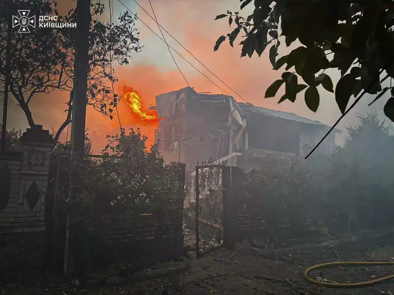 Житловий будинок охоплений полум'ям під час ворожої атаки на Київщину