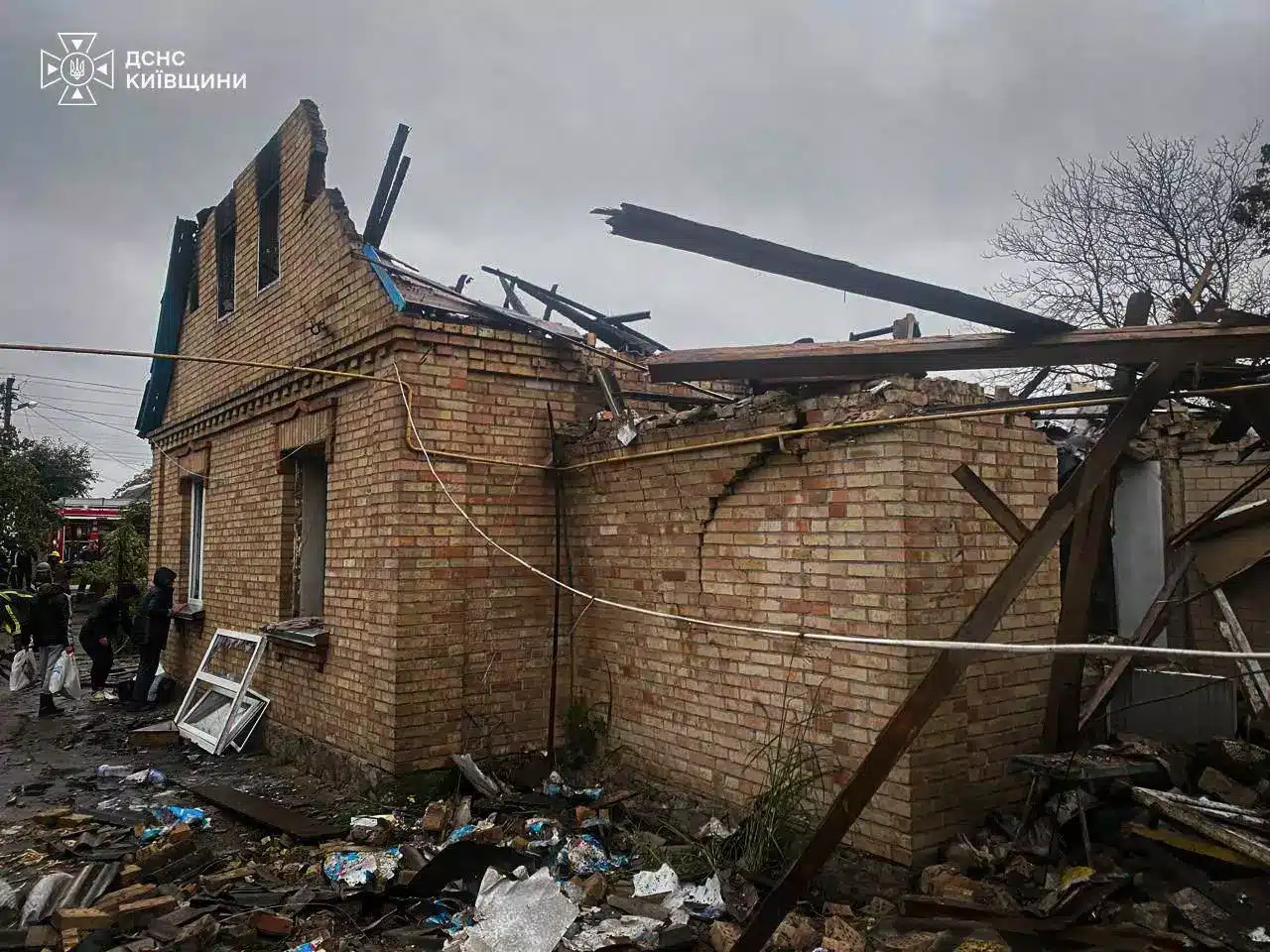 Зруйнований цегляний будинок з обвалом даху та стін після атаки