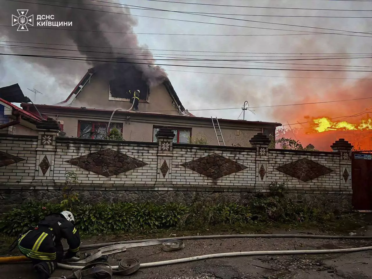 Інтенсивна пожежа в приватному будинку з огнем, що вирується з вікон
