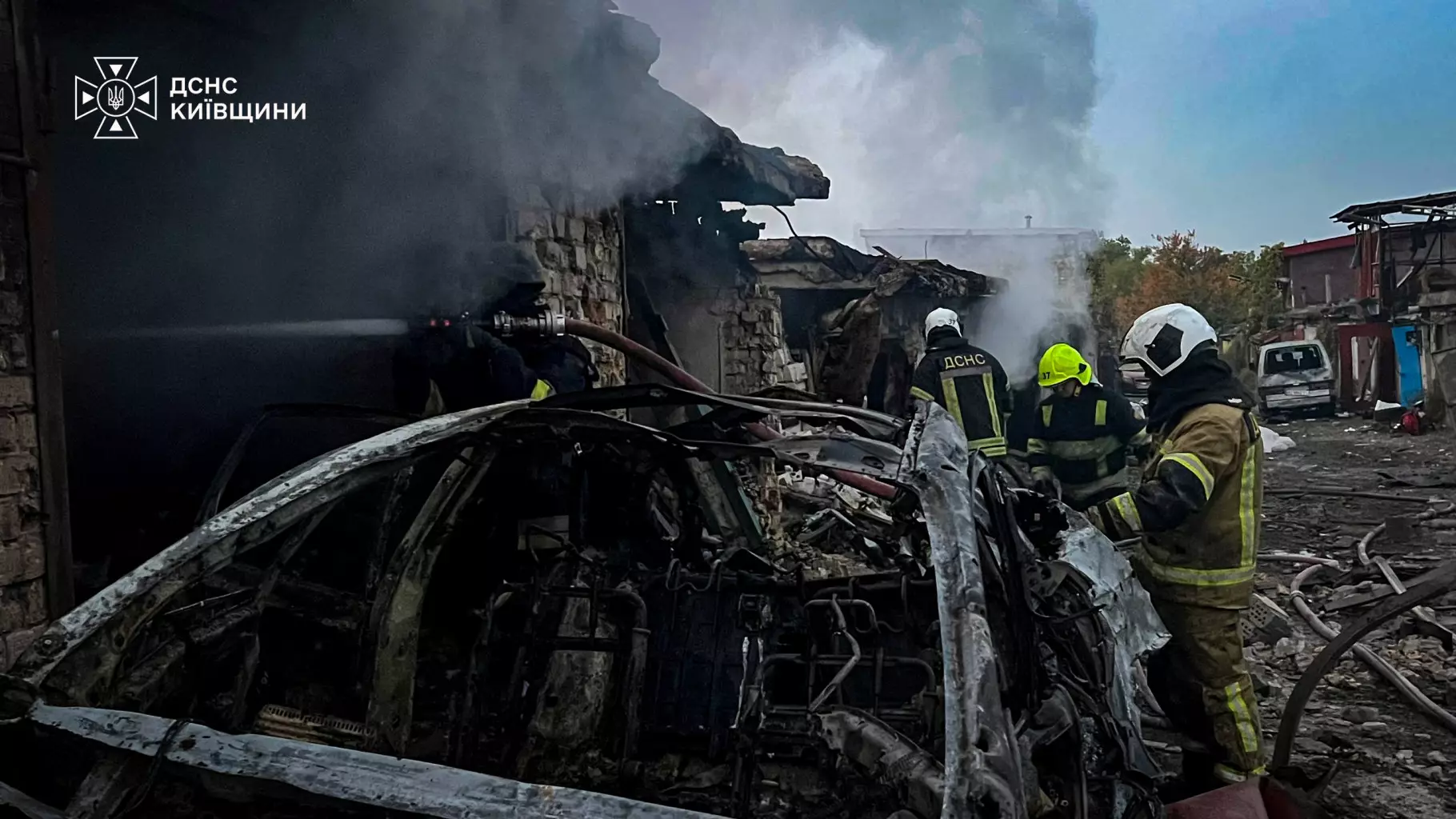 Рятувальники ДСНС гасять пожежу в спаленому автомобілі серед уламків будинків у Вишгороді