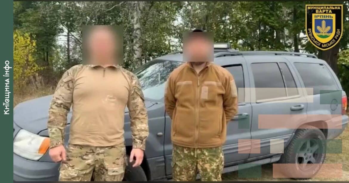 Двоє військовослужбовців біля позашляховика Jeep Grand Cherokee, переданого від муніципальної варти Ірпеня для Збройних Сил