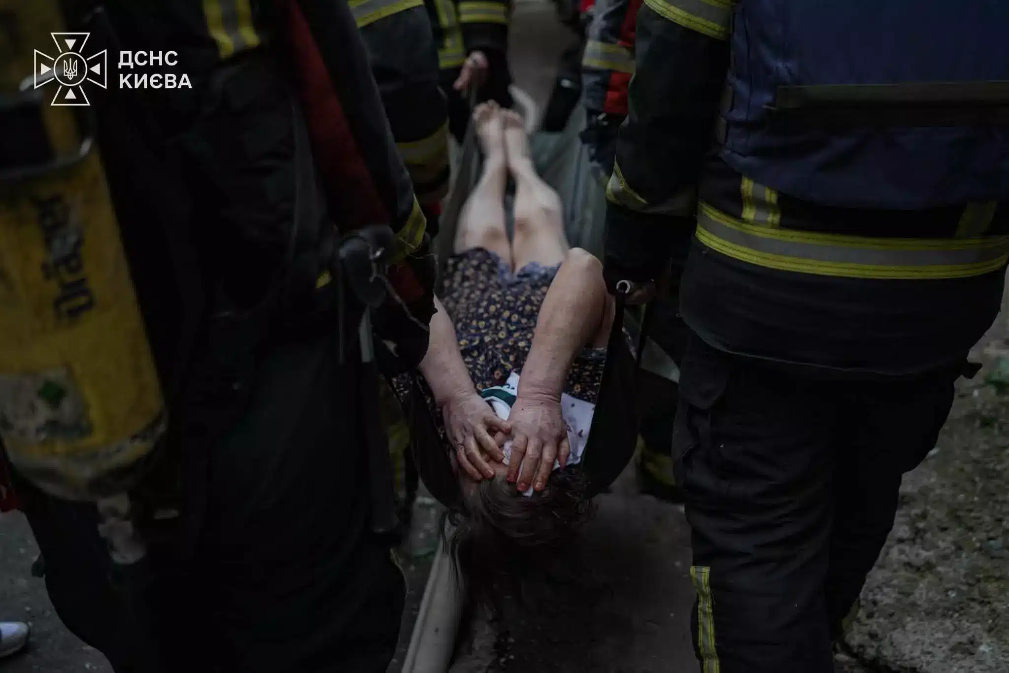 Рятувальники евакуюють потерпілу людину з будинку, пошкодженого внаслідок ракетного удару