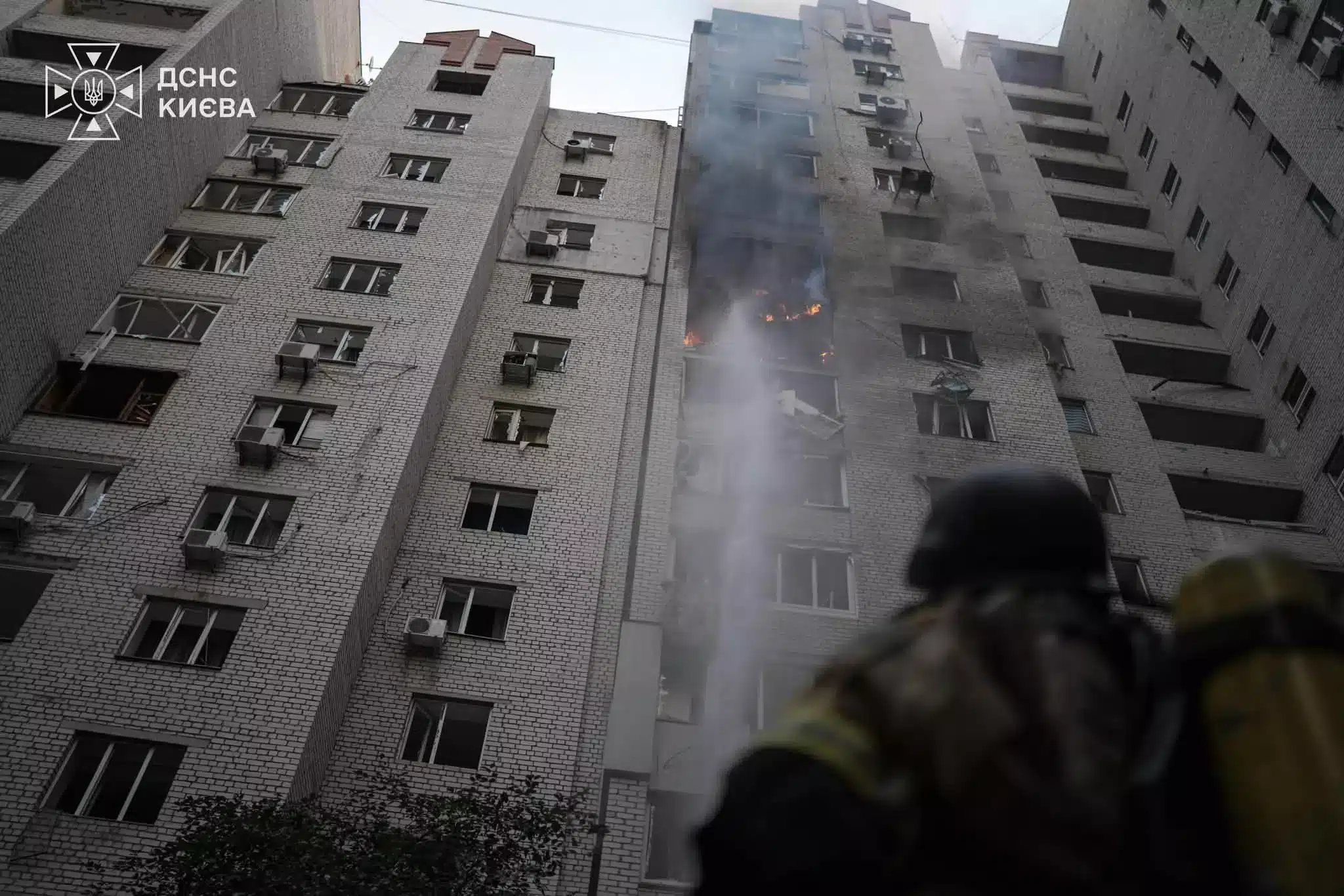 Дим валить з пошкодженої багатоповерхівки в Печерському районі Києва після влучання ракети