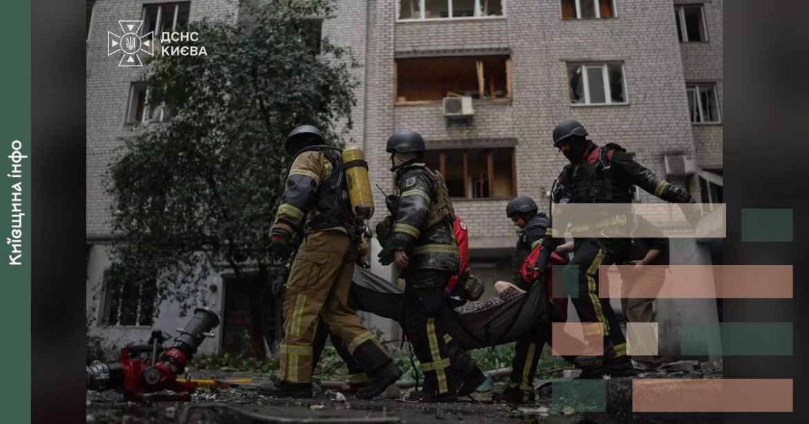 Рятувальники виносять постраждалу людину з пошкодженого багатоповерхівки в Печерському районі Києва