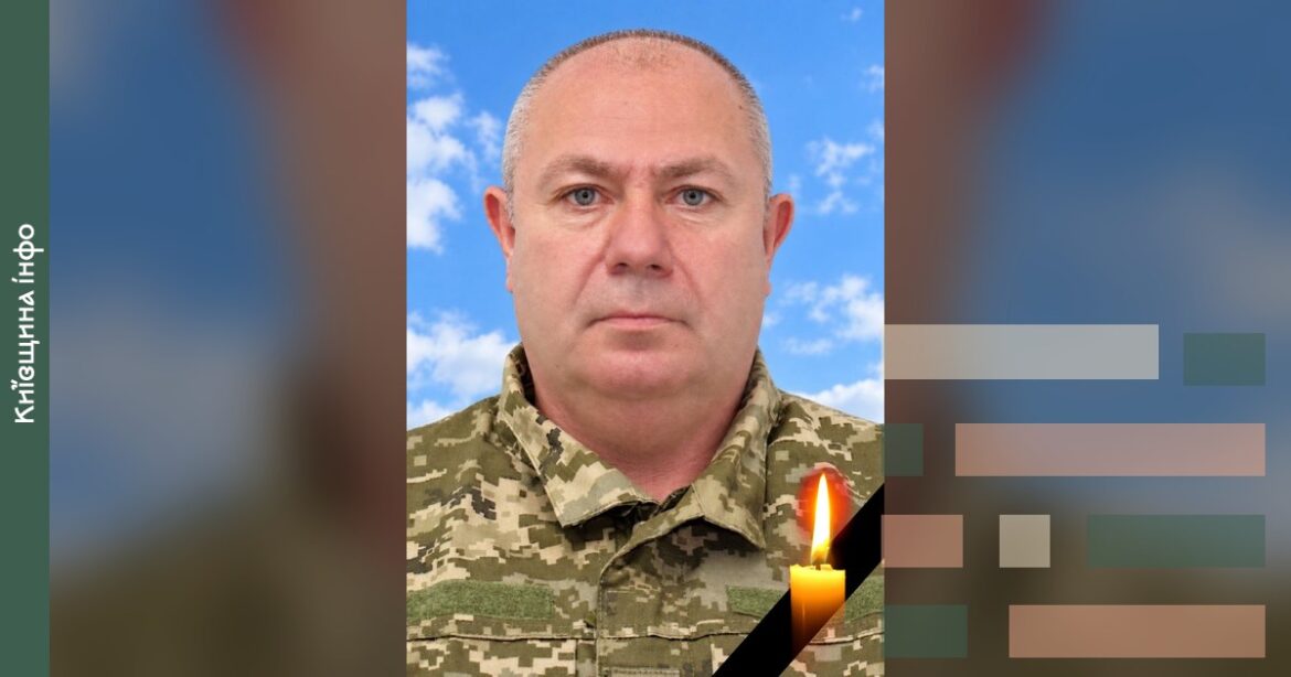 Військовослужбовець у піксельному камуфляжі на тлі неба з запаленою свічкою, меморіальне зображення захисника