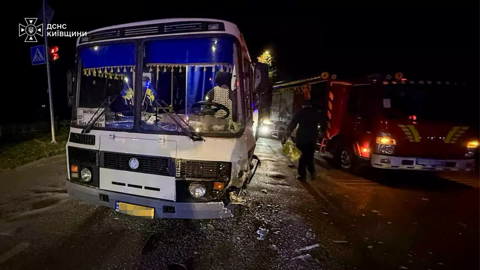 Пошкоджений рейсовий автобус на місці ДТП на вулиці Січневого Прориву в Білій Церкві ввечері 28 вересня
