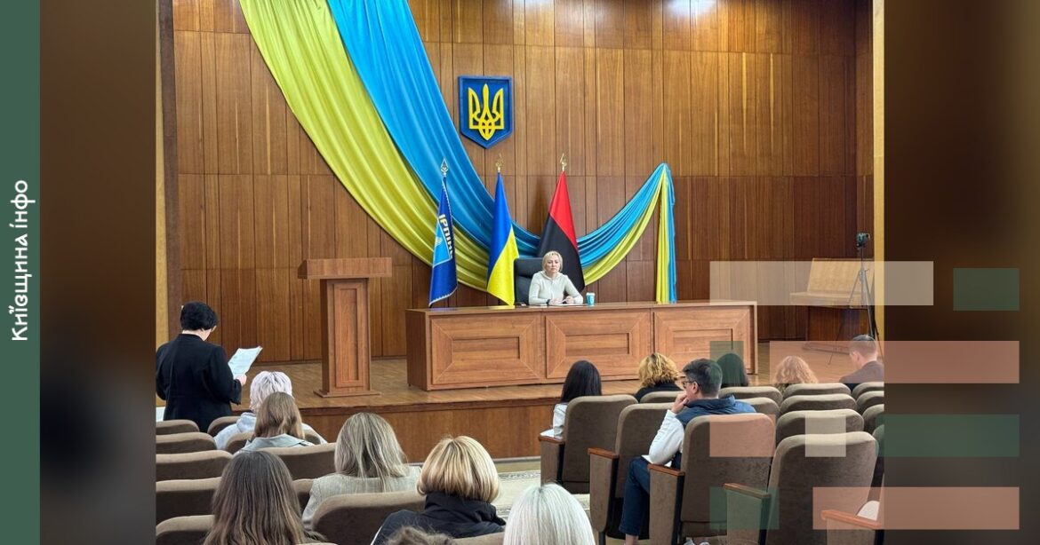 Засідання виконавчого комітету Ірпінської міської ради в залі з українськими прапорами та гербом