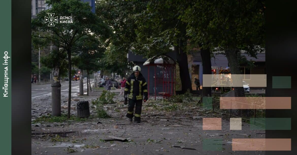 Рятувальники працюють на вулиці Києва серед зруйнованих будинків після ранкової російської атаки