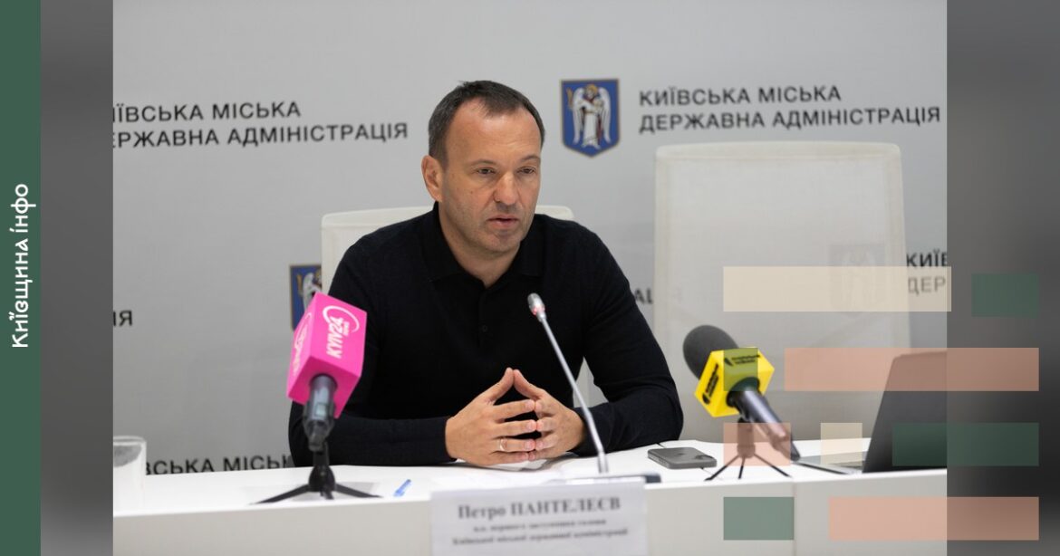 Посадовець на пресбрифінгу в будівлі КМДА розповідає про завершення гідравлічних випробувань теплових мереж Києва