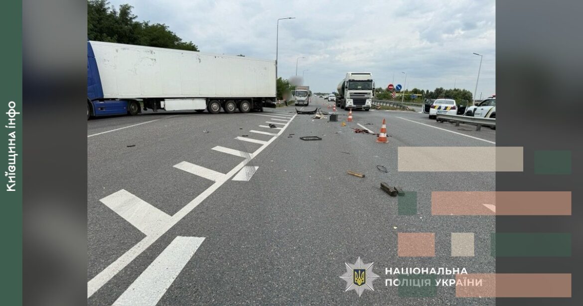 На Броварщині вантажівка під час розвороту протаранила легковик: постраждали водій і 18-річний пасажир