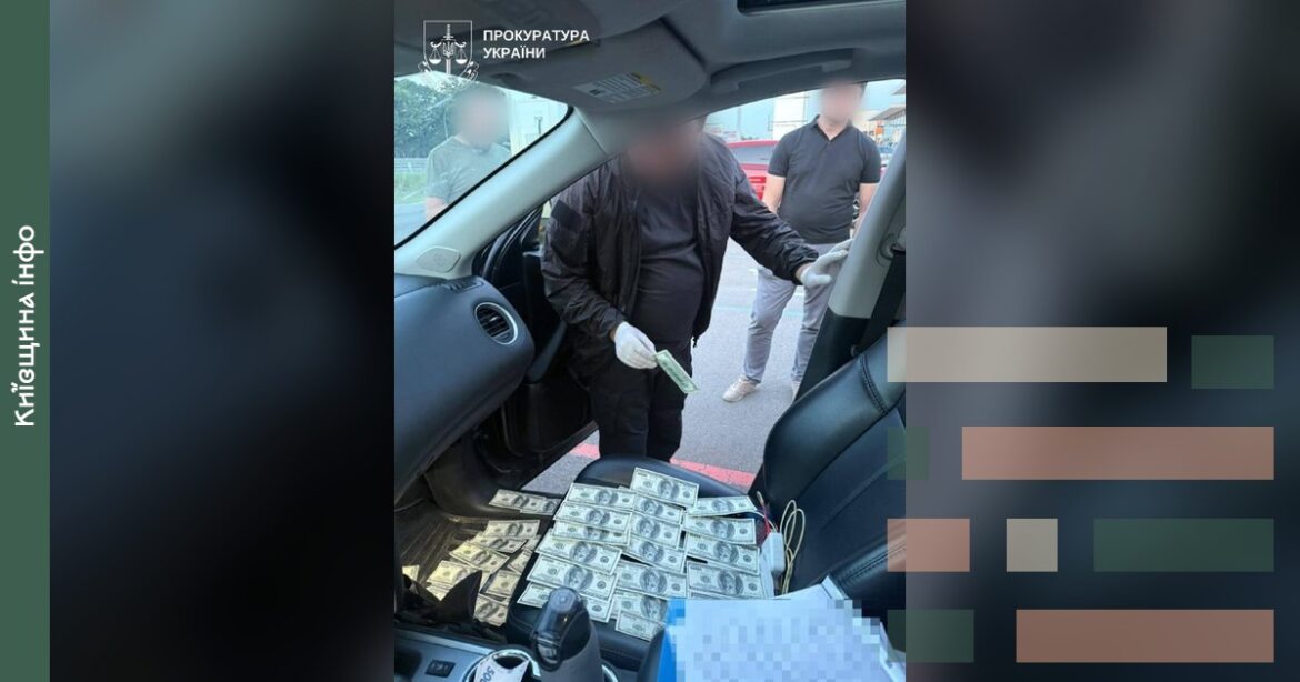 Чоловік у машині з валютою під час затримання правоохоронцями на Київщині