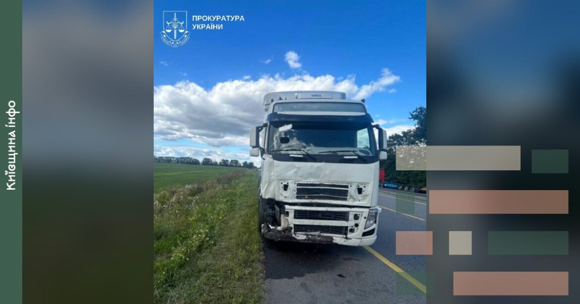 Біла вантажівка на дорозі поблизу села Гостра Могила, де сталася смертельна ДТП із легковиком