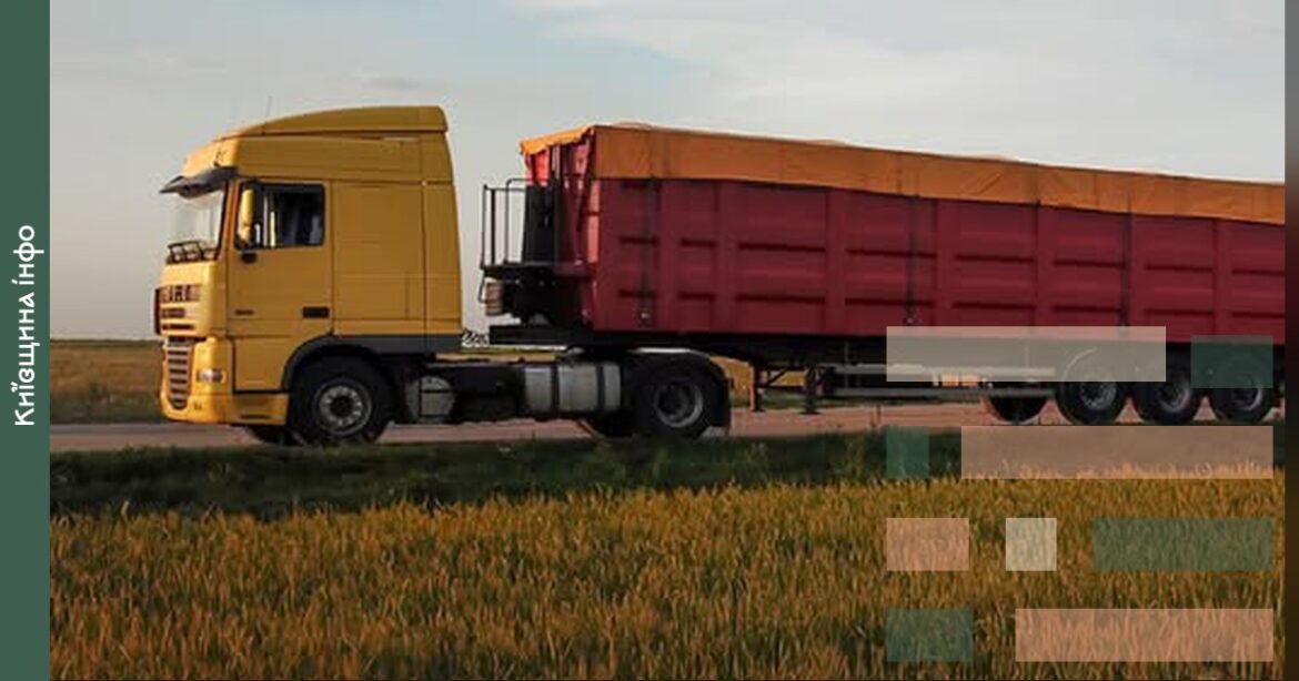 Жовтий вантажний автомобіль із причепом на полі, що демонструє сільськогосподарський транспорт