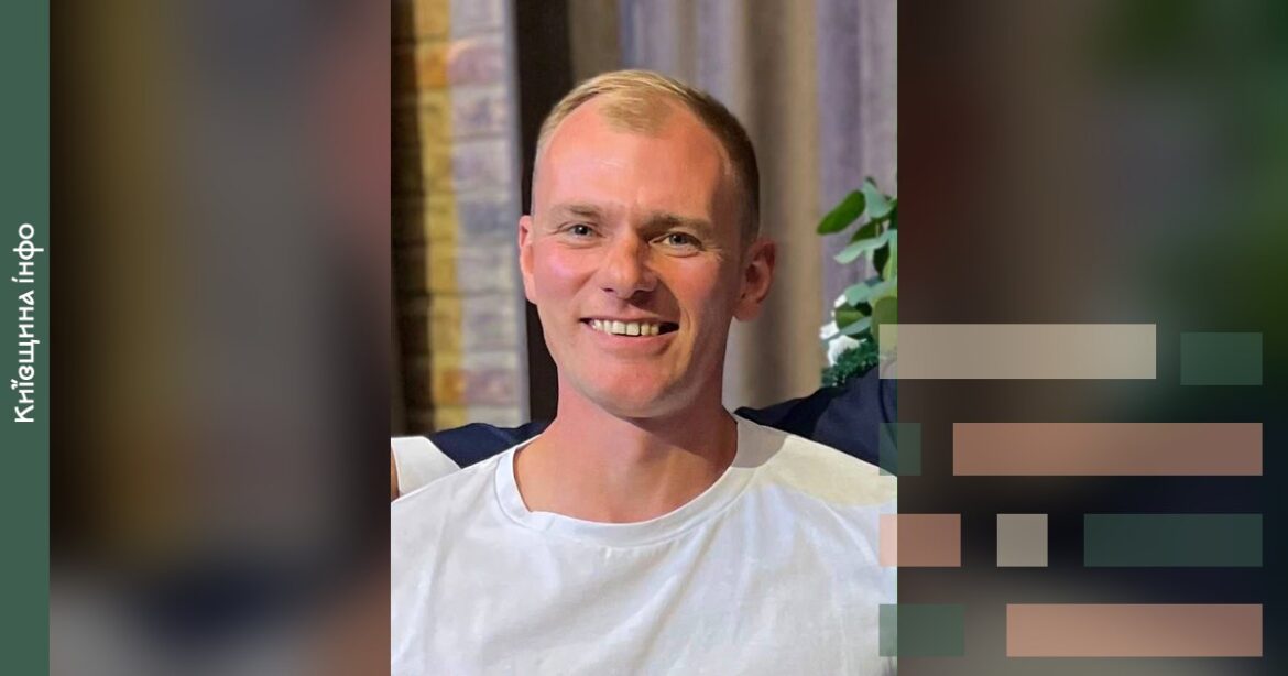 Портрет чоловіка у світлій футболці, який рятував людей під час окупації Ірпеня у 2022 році