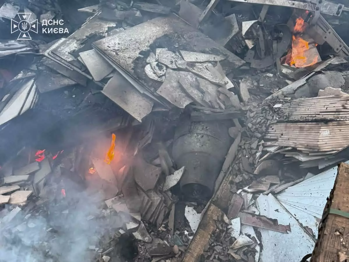Вид зверху на горілі палети з керамічною плиткою та обгоріле будівництво з вогнем у Голосіївському районі