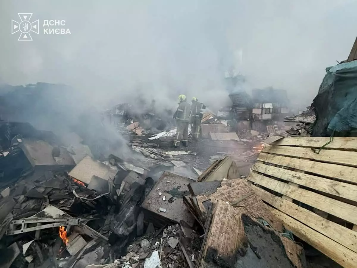 Рятувальники гасять пожежу на території з обвалом будівель і палетами у димі після ворожої атаки