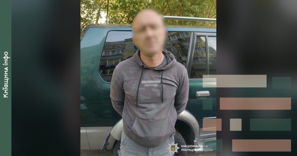 46-річний киянин, затриманий поліцією за незаконний продаж гранатометів і кулеметів на Київщині, стоїть біля зеленого