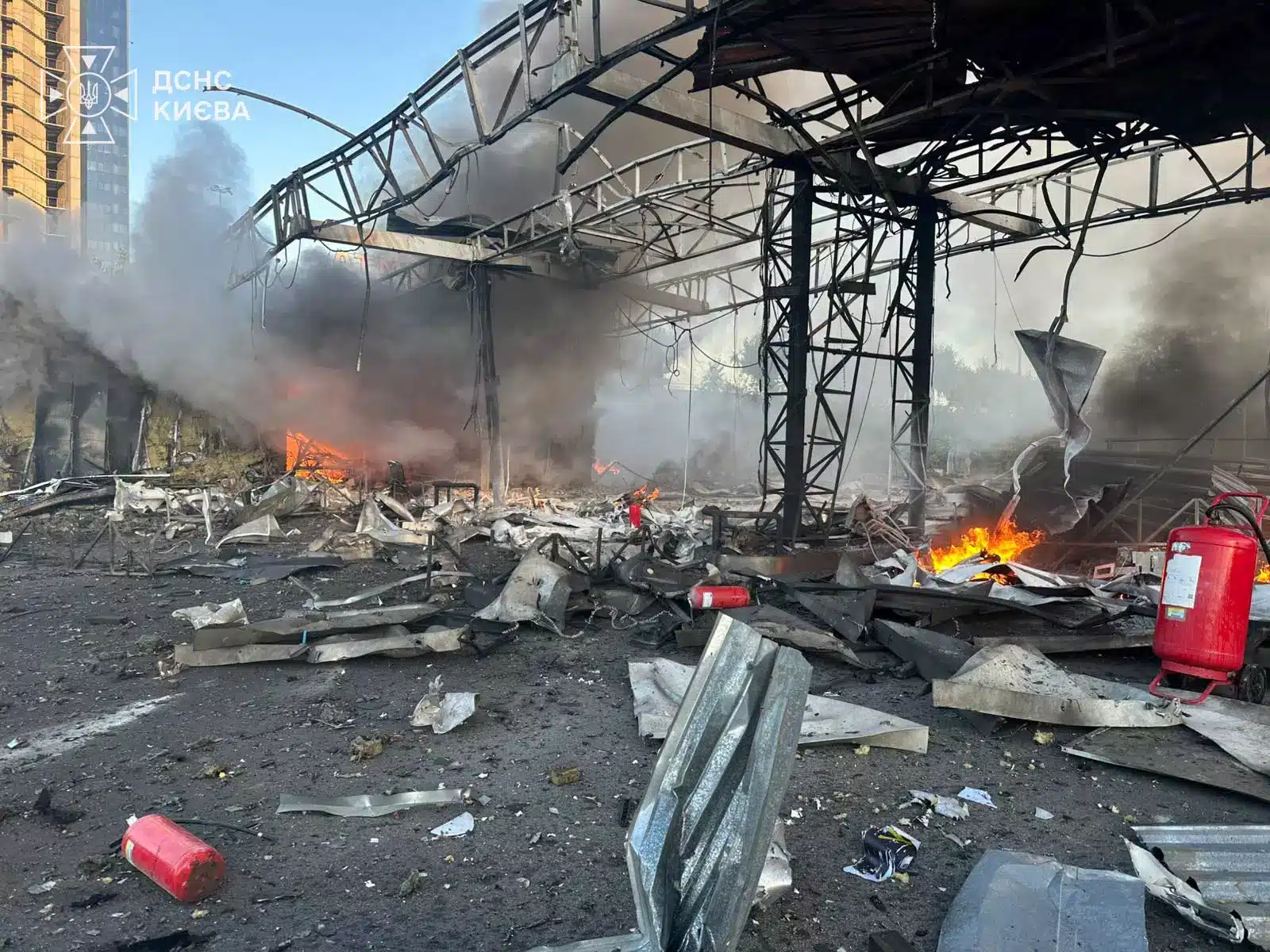 Пожежа на автозаправній станції в Дарницькому районі з вогнем і димом серед руїн