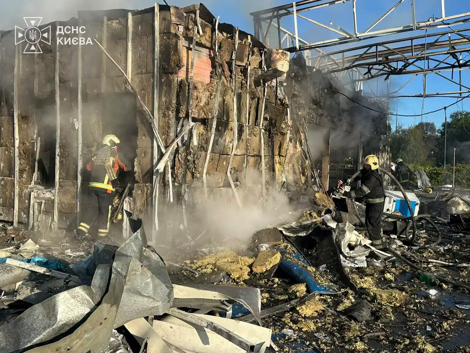 Рятувальники гасять пожежу в пошкодженій будівлі з інтенсивним димом від ранкового обстрілу