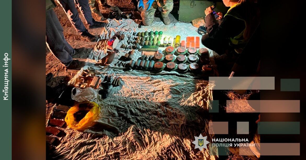 Вилучені під час обшуку гранати з підривачами, боєприпаси та вибухонебезпечні предмети розташовані на землі
