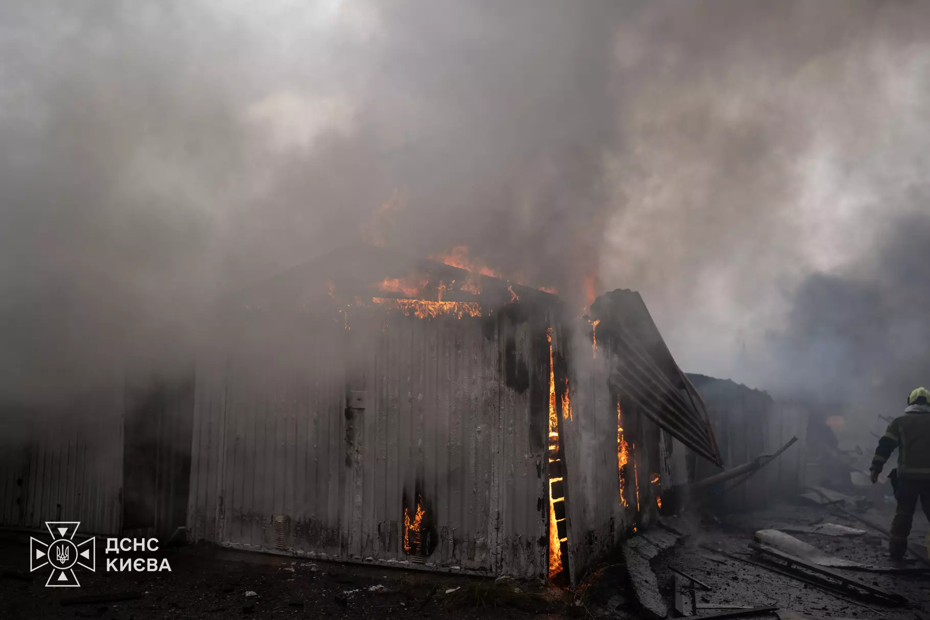 Горючі гаражні бокси, охоплені полум'ям та димом під час гасіння пожежі