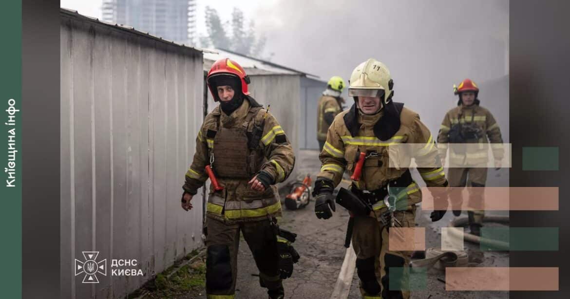 Рятувальники у захисному екіпіруванні на місці пожежі в Оболонському районі Києва