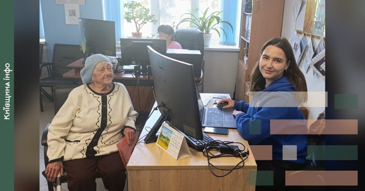 Представниця благодійного фонду проводить реєстрацію внутрішньо переміщеної особи в ЦНАП Ташанської громади