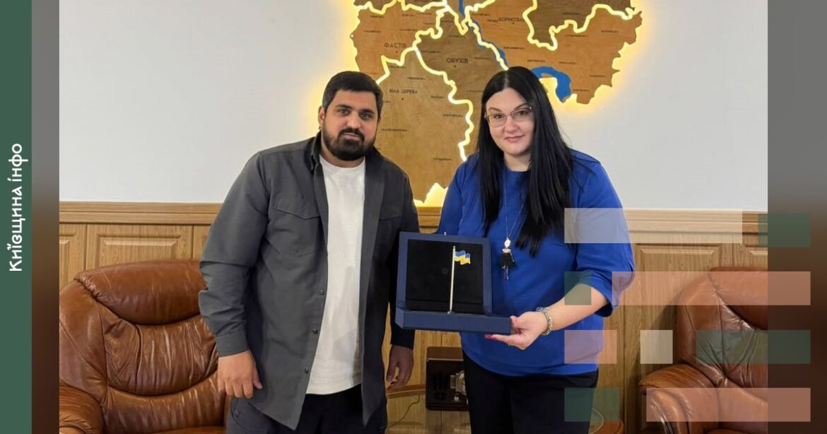 Чоловік та жінка в офісі на фоні карти України обговорюють співпрацю з фондом Пінчуків щодо реабілітації поранених військових