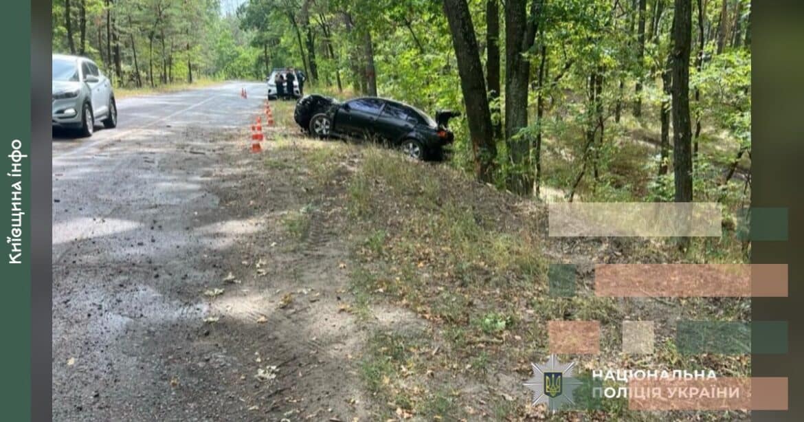На Київщині Mitsubishi Lancer врізався в дерево: травмовано чотирьох пасажирів