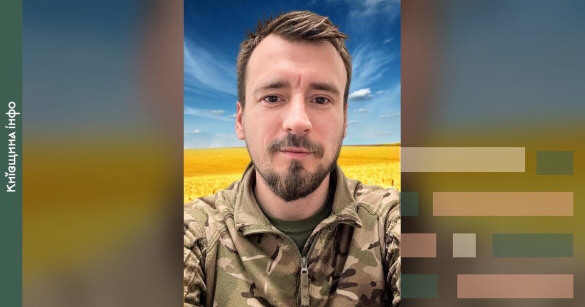 Молодий чоловік у військовій камуфльованій формі на фоні золотого поля під блакитним небом