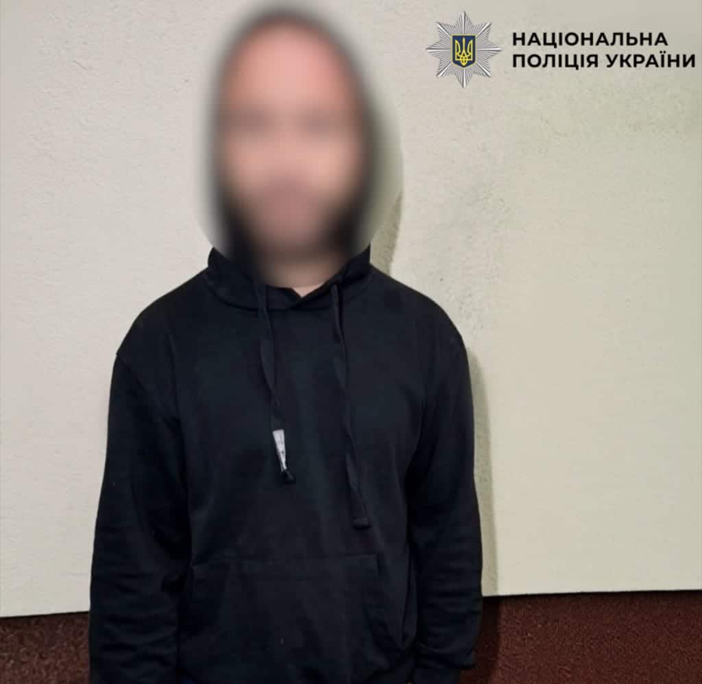 Чоловік у чорній толстовці, якого затримали поліцейські за підпал автомобіля