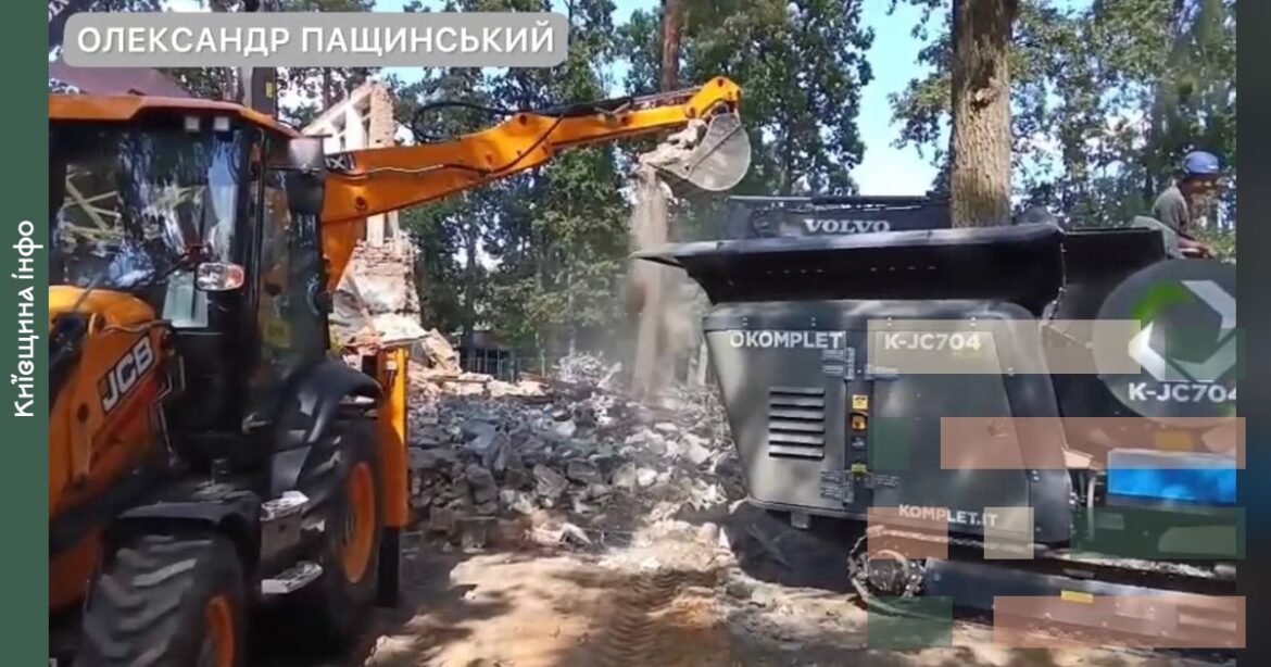 Спеціалізована техніка подрібнює будівельні матеріали від демонтажу табору для укріплення доріг в Ірпені