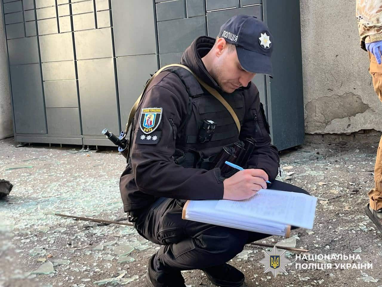 Поліцейський документує наслідки атаки безпілотником в одному з районів столиці