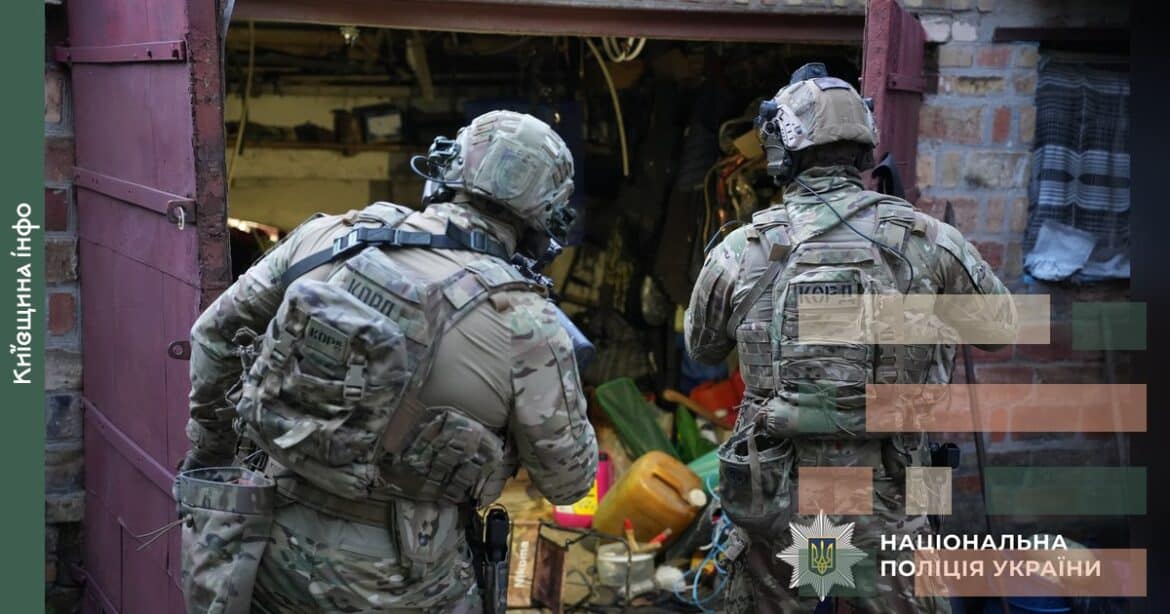 Поліцейські в тактичному спорядженні проводять обшук у приміщенні під час спецоперації проти наркогруповання